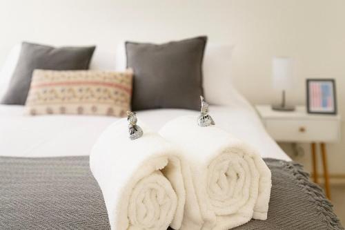 拉塞雷纳Apartment steps from the beach, 3D-2B and elevator的床上铺有白色毛巾的床