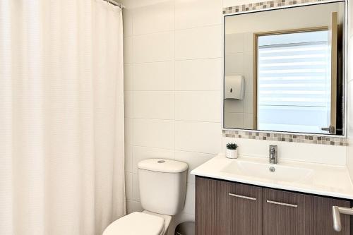 拉塞雷纳Apartment steps from the beach, 3D-2B and elevator的浴室里有马桶、洗手池和镜子。