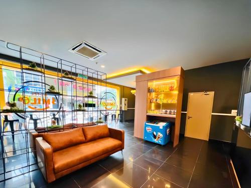a living room with a couch and a bar at Smile Hotel Klang Bukit Tinggi in Kampong Telok Gadong Besar