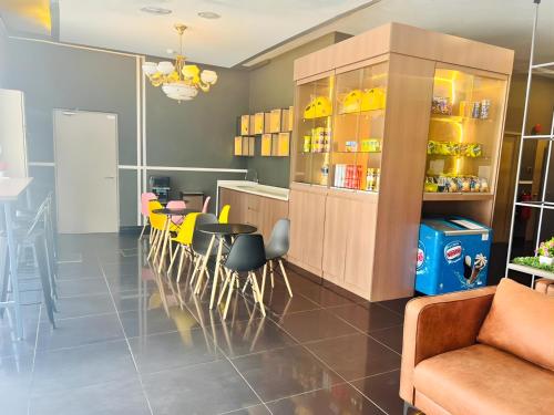 a dining room with a table and chairs at Smile Hotel Klang Bukit Tinggi in Kampong Telok Gadong Besar