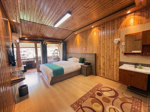 Ένα ή περισσότερα κρεβάτια σε δωμάτιο στο Fenghuang Ancient Town Fuyuan Riverside Homestay