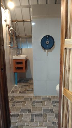un bagno con lavandino e WC di Amphai Guest house a Nongkhiaw