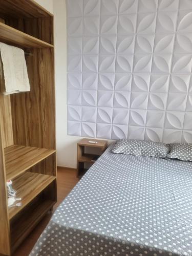 En eller flere senge i et værelse på Apartamento novo