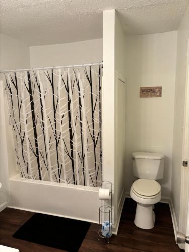 Koupelna v ubytování Luxurious Pool and Spa Home with optional Studio Apts