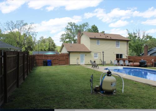 Bazén v ubytování Luxurious Pool and Spa Home with optional Studio Apts nebo v jeho okolí