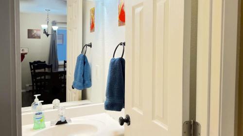 ein Badezimmer mit Waschbecken und Spiegel in der Unterkunft Midnight Sun - Near Airport and Shopping in Anchorage