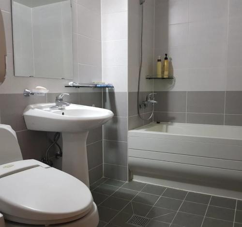 ein Badezimmer mit Toilette, Waschbecken und Badewanne in der Unterkunft Jeonju Arirang in Jeonju