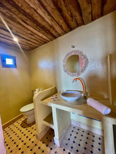 ein Badezimmer mit Waschbecken und Toilette in der Unterkunft Dar Zitoune - Authentic Stay in Tagounite in Tagounite