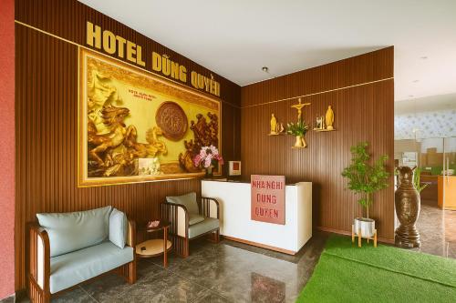 a hotel drug unit with two chairs and a green rug at Dũng Quyến Homestay in Danang