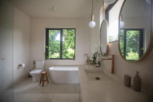 Ένα μπάνιο στο Villa Jasmine -4br Boho designed pool villa