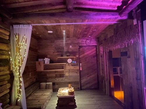 Ένα μπάνιο στο 哲帆民宿 大学城龙湖u城百年风化老木屋店