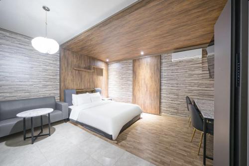 Postel nebo postele na pokoji v ubytování Jeonju Hotel I