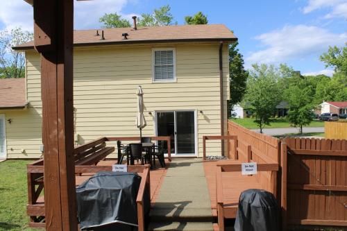 uma casa com um deque com uma mesa e cadeiras em Luxurious Pool and Spa Home with optional Studio Apts em Durham