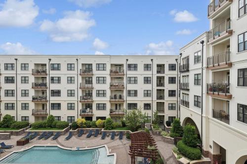 an apartment building with a pool and a courtyard at Kasa Village District Raleigh in Raleigh