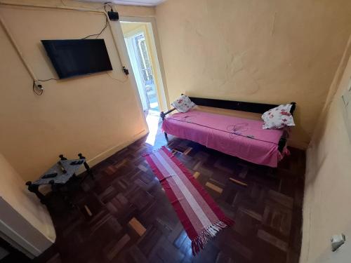 an overhead view of a room with a pink bed at Aluguel temporada in Ouro Preto