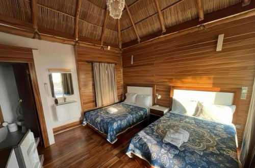 サン・ブラスにあるKavaláの木製の壁のベッドルーム1室(ベッド2台付)