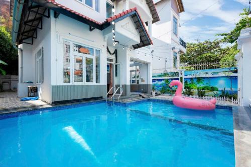 una piscina con un flamenco rosa inflable en una casa en Villa Hồ Bơi Vũng Tàu Gần Biển - A21 - Free Bida - Phòng Karaoke Máy Lạnh, en Vung Tau