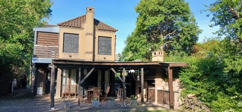 ein altes Haus mit einem Turm darüber in der Unterkunft Maschwitz casa del agua in Maquinista Savio