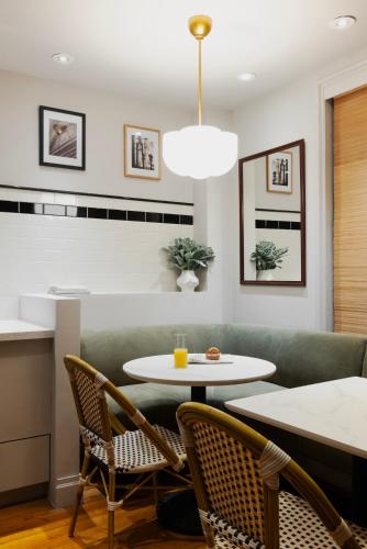 una sala de estar con una mesa y sillas en The Bayard, en Nueva York
