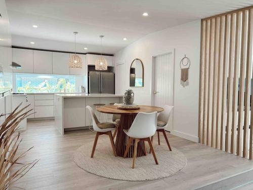 Een keuken of kitchenette bij The Summer House