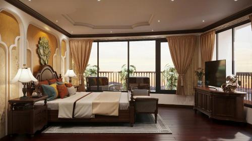 Un dormitorio con una cama grande y un balcón. en Garden Legend Cruise, en Ha Long