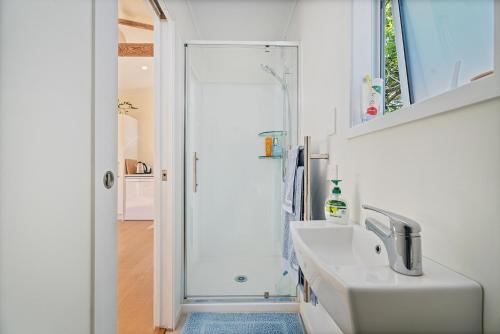 Koupelna v ubytování MCKE129 - Classic Kiwi Bach Escape