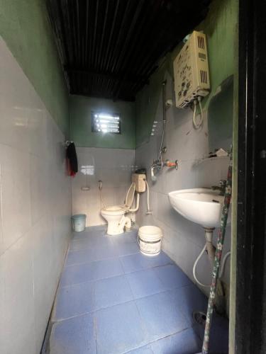 une petite salle de bain avec toilettes et lavabo dans l'établissement peace guesthouse cottage, à Pokhara