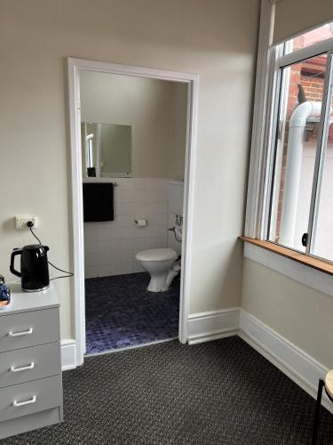 a bathroom with a toilet and a sink at Premier Hotel Collie in Collie