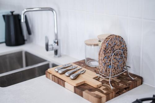 Kuchyň nebo kuchyňský kout v ubytování The Solace - Urban Retreat in Adelaide CBD