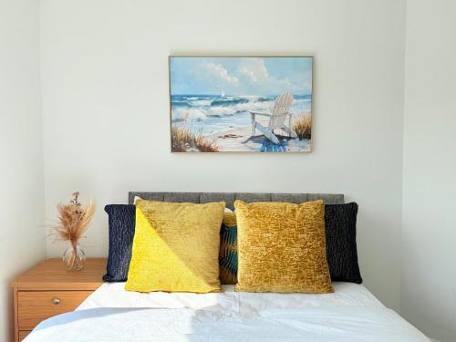 Ένα ή περισσότερα κρεβάτια σε δωμάτιο στο Quite Contractor Stay with Private Driveway