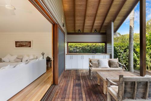 a living room with a couch and a table at Mullum Cottage 10 minutes from beaches in Mullumbimby