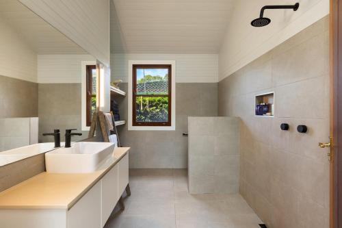 ein Badezimmer mit Waschbecken und Dusche in der Unterkunft Mullum Cottage 10 minutes from beaches in Mullumbimby