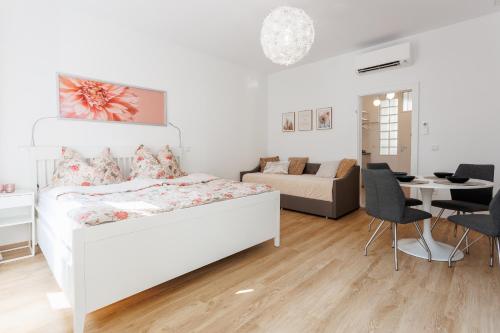Central Renovated Apartment with Free Parking & AC