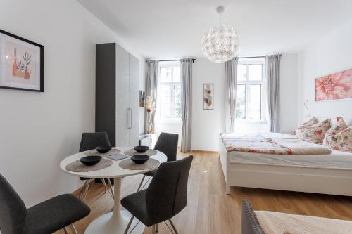 Central Renovated Apartment with Free Parking & AC