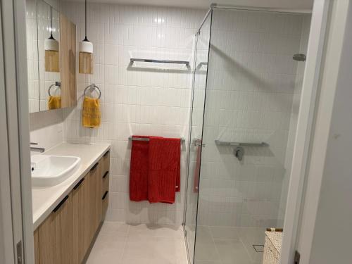 un baño con ducha y lavabo en Hideaway at 10310, en Maroochydore