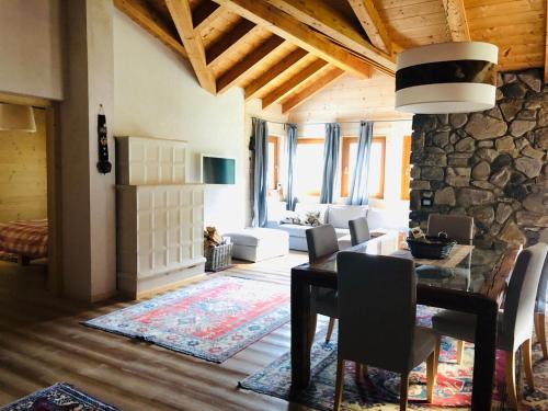 TV a/nebo společenská místnost v ubytování Dolomite Nest