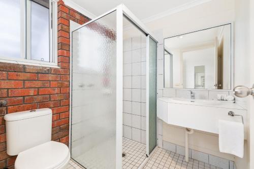 a bathroom with a toilet and a sink at Mildura Riverview Motel in Gol Gol