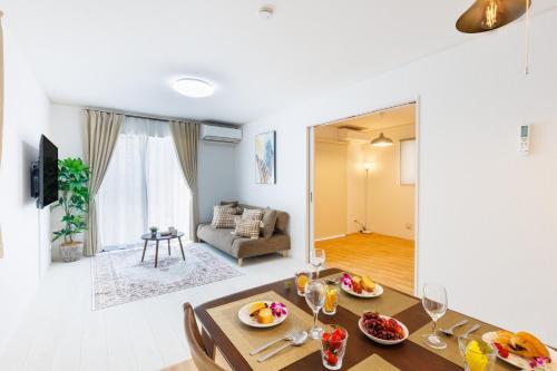 浦添市にあるNaha area #15 min drive to airport #New villaのリビングルーム(ダイニングテーブル付)、