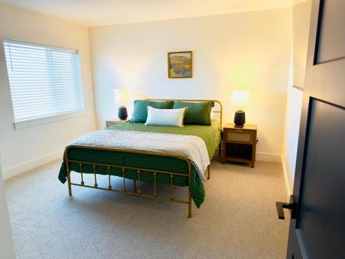 1 dormitorio con 1 cama verde y 2 lámparas en New 3BR Home w Garage Near BYU-Idaho, en Rexburg