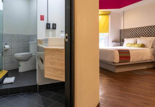 Ένα μπάνιο στο Hotel Estancias VIVE MX Cuauhtemoc, Trademark by Wyndham