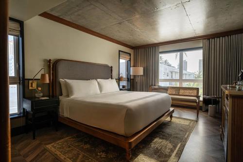 Ένα ή περισσότερα κρεβάτια σε δωμάτιο στο Balfour Miami Beach, a Registry Collection Hotel