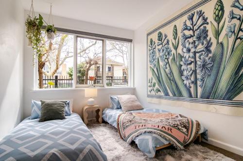 Postel nebo postele na pokoji v ubytování 3BR Coastal Home with Parking, Workspace, WiFi