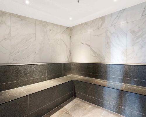 a empty room with a tiled wall at Central Comfort CBD 2BR Apartment with Pool and Gym SKT1002 in Brisbane