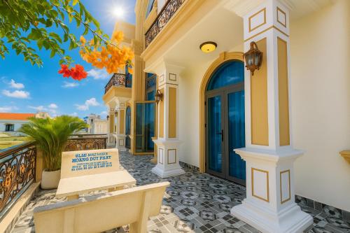 een huis met een blauwe deur op een balkon bij Điêu Thuyền Hotel Bến Tre in Ben Tre