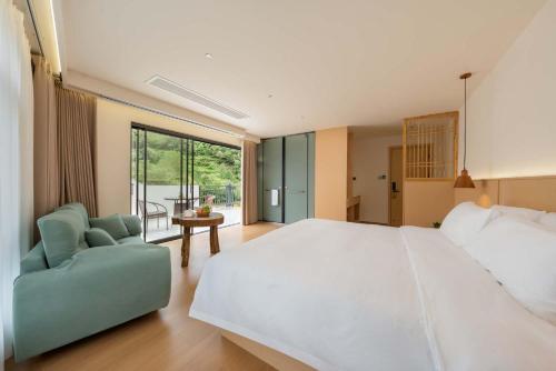 Ένα ή περισσότερα κρεβάτια σε δωμάτιο στο Shambhala Hotel of Zhangjiajie