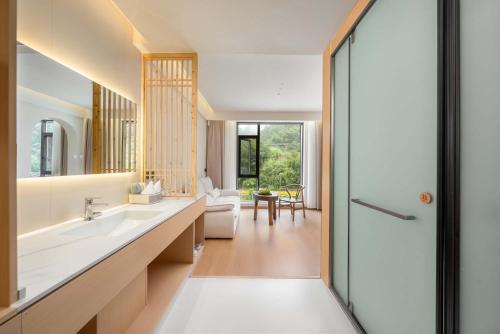 Ένα μπάνιο στο Shambhala Hotel of Zhangjiajie