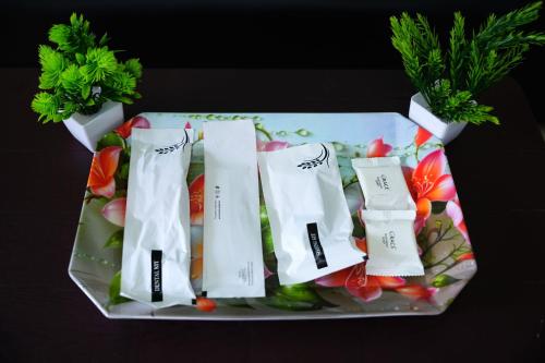 eine Gruppe weißer Socken auf einem Teller mit Gemüse in der Unterkunft Entire 2bhk Premium Home - Kumbha Nivas Homestay in Kumbakonam