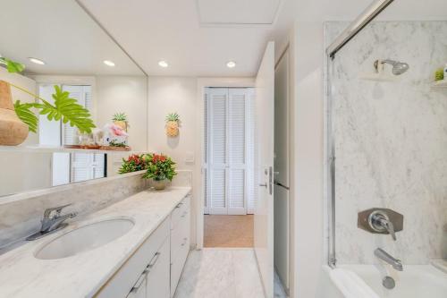 Ένα μπάνιο στο Whaler 712 · WHA 712 Kaanapali OceanFront Condo w Ocean Views