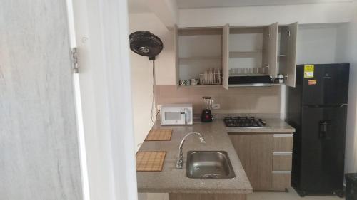 Cucina o angolo cottura di Moderno Apartamento con Aire Acondicionado - WIFI - Piscina - Aqualina Green - 6 Huéspedes