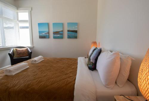 Voodi või voodid majutusasutuse Bungalow Eight - 1930s charm near Pukekura Park toas